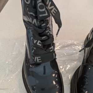 Combat boots/laced boots